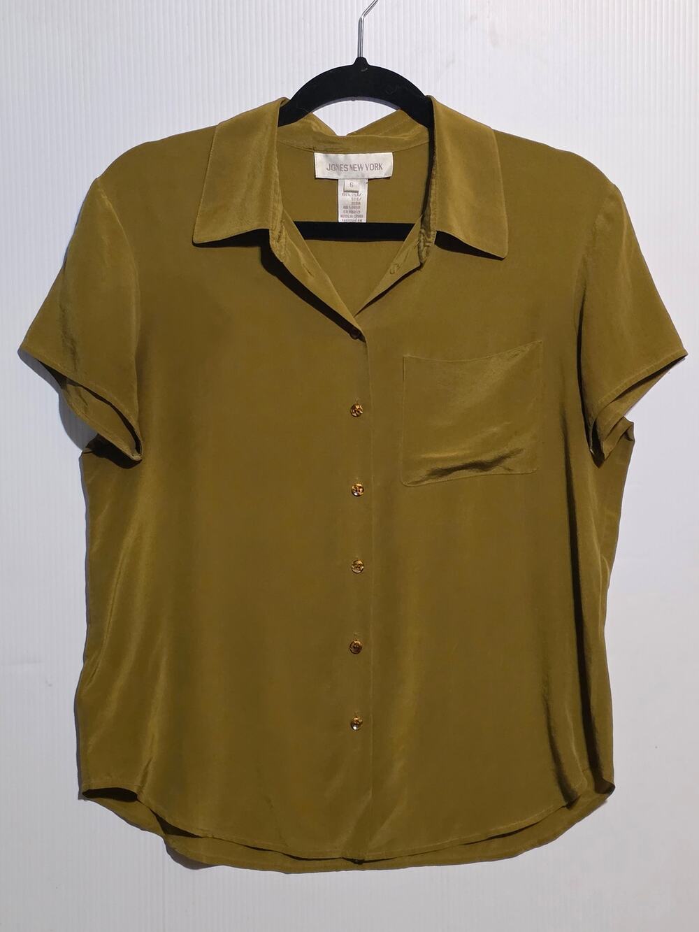 Jones New York 6 Olive Green 100% Silk Short Sleeve Button Down Blouse Shirt